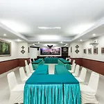 Reddoorz Plus @ Losari Beach Hotel