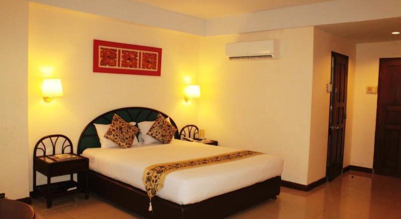 Reddoorz @ Losari Hotel 3*